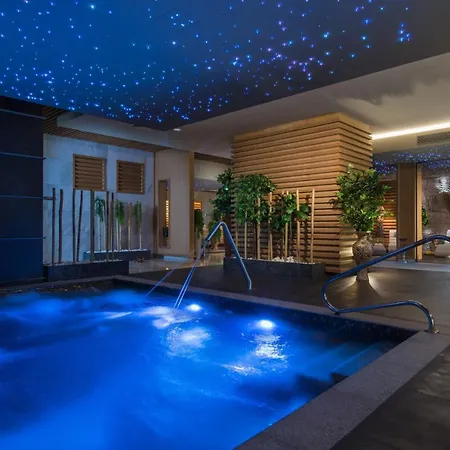 Hotel The Palace Hotel, Sunny Day