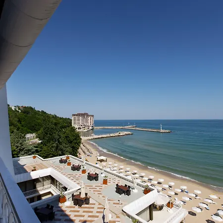 Hotel The Palace Hotel, Sunny Day