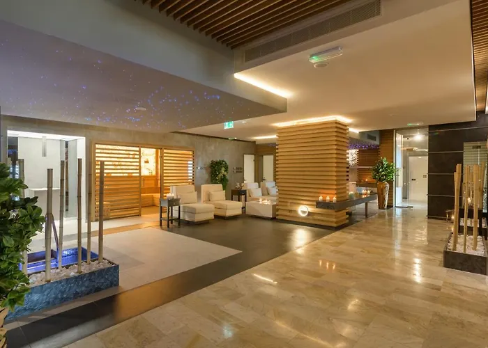 Отель The Palace Hotel, Sunny Day