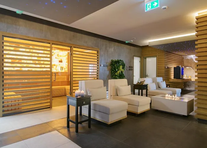 The Palace Hotel, Sunny Day Отель