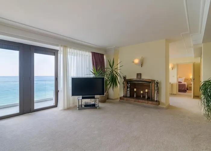 Отель The Palace Hotel, Sunny Day