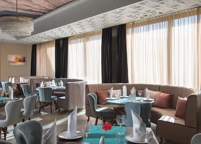 The Palace Hotel, Sunny Day 5*