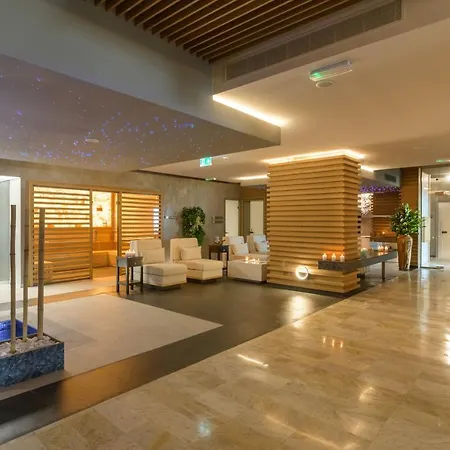 Hotel The Palace Hotel, Sunny Day