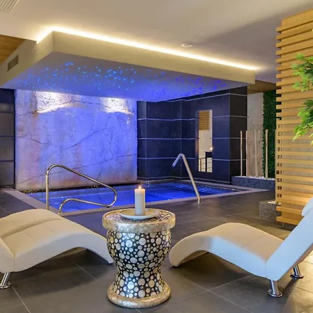 The Palace Hotel, Sunny Day 5*