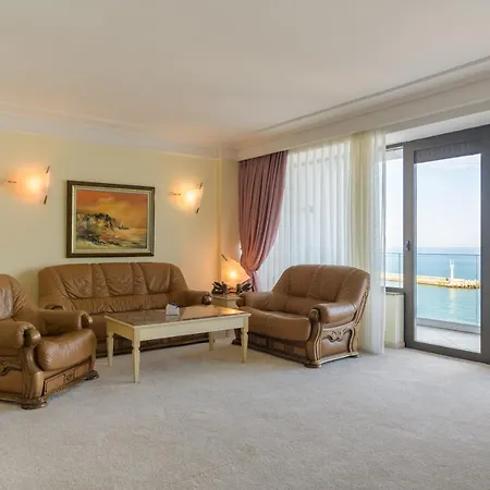 The Palace Hotel, Sunny Day Otel