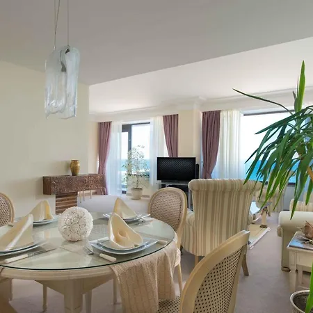 The Palace Hotel, Sunny Day Otel