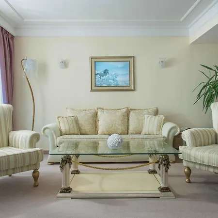 The Palace Hotel, Sunny Day Otel