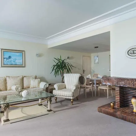 The Palace Hotel, Sunny Day Aziz Konstantin ve Elena