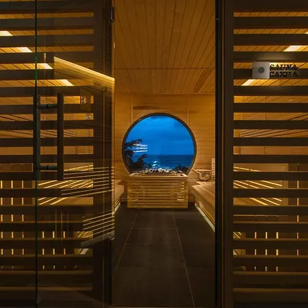 Hotel The Palace Hotel, Sunny Day