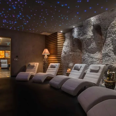 Otel The Palace Hotel, Sunny Day