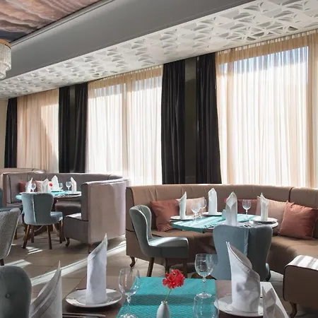 The Palace Hotel, Sunny Day 5*