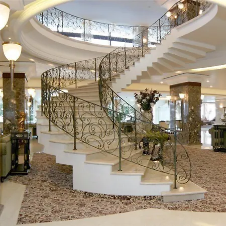 The Palace Hotel, Sunny Day Готель
