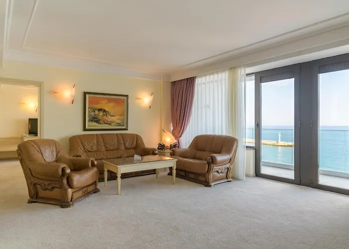 The Palace Hotel, Sunny Day Hotel