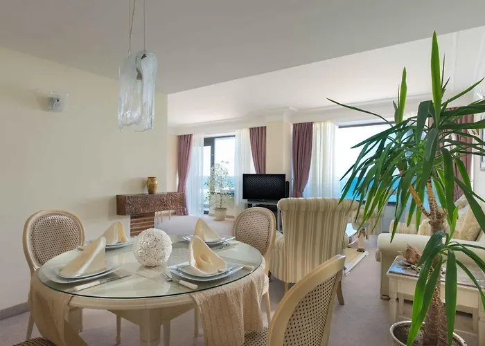 The Palace Hotel, Sunny Day Hotel